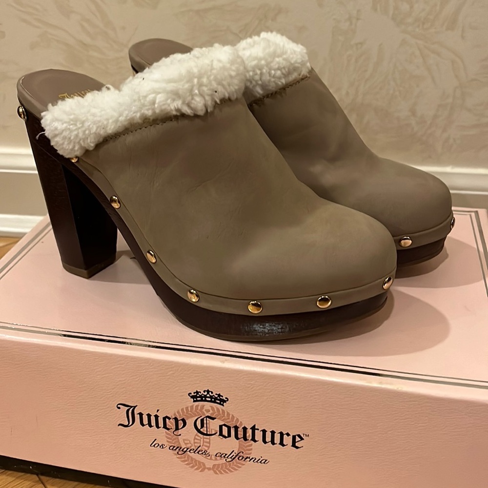 NWT Juicy Couture Studded Anora Taupe Mule Clogs Slip Ons Size 6.5 Medium